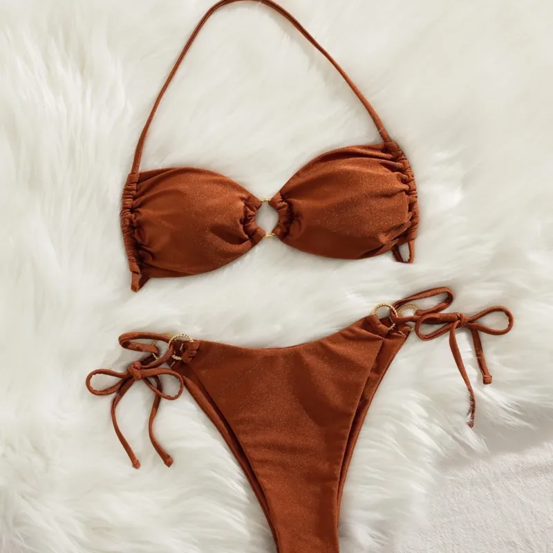 Damen Bandeau-Bikini mit schimmerndem Stoff und raffinierten Details – Maréssa