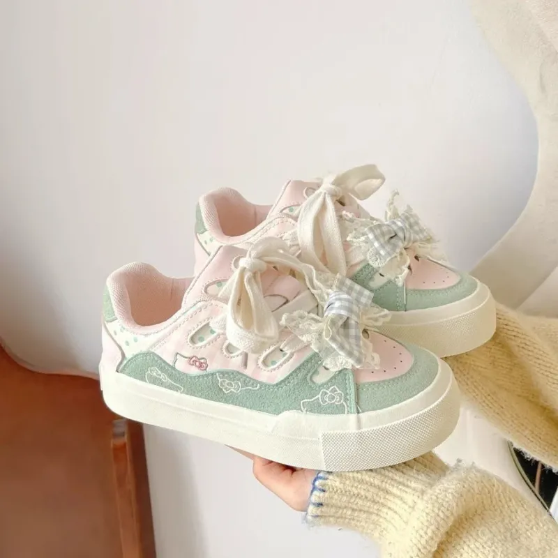 Damen Sneakers mit verspielt romantischen Details und komfortablen Sohlen – Névara