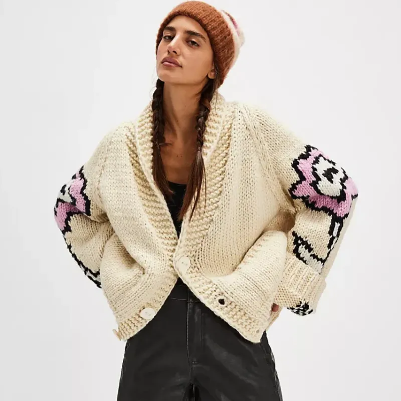 Damen Oversized Grobstrick-Cardigan mit Schalkragen, Blumenintarsien & Knopfleiste – Veloura